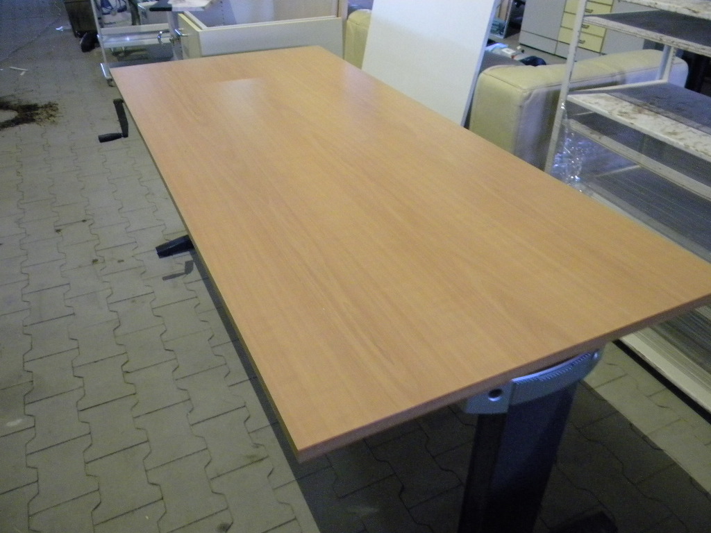 Tafel, afmetingen 178x79 cm, de hoogte van de tafel is verstelbaar