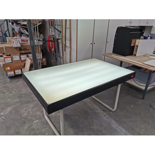 Lichtbak tafel, werkend met 4 x schakelaar, hoogte verstelbaar en schuin te zetten, 1 stuk